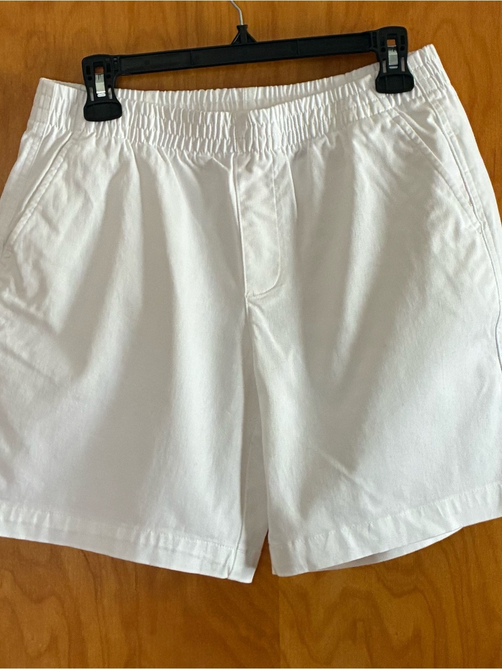 Lands’ End Women’s White Mid Rise Elastic-Waist Shorts. Size 8. 98% cotton.